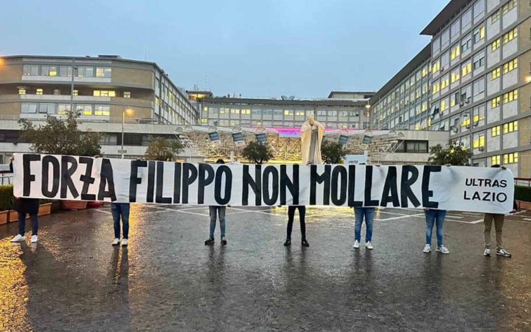 Ancora gravissimo il 25enne scivolato in un’escursione a Terminillo. Gli ultras della Lazio gli dedicano uno striscione
