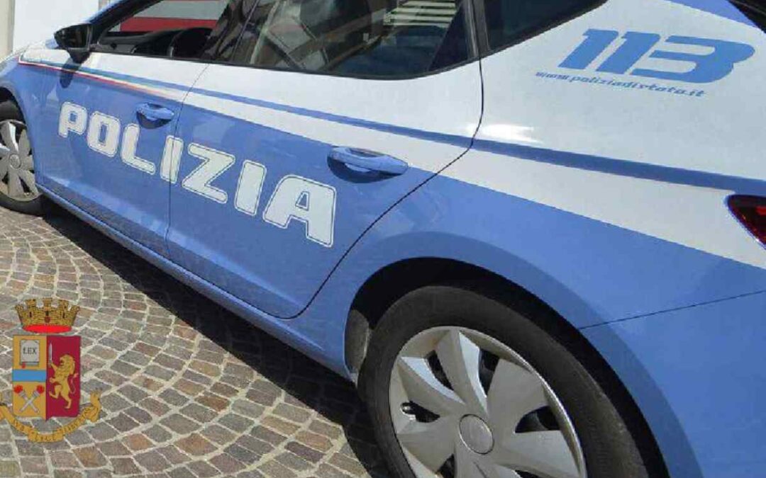 Precipita dal quarto piano di un palazzo, muore 23enne. Sul decesso indaga la Polizia