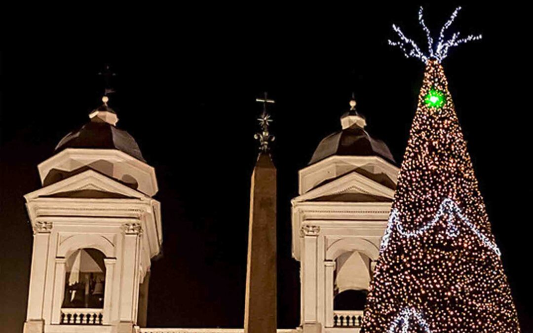 L’albero di Natale firmato Dior illumina Trinità dei Monti. L’accensione da parte di Gualtieri