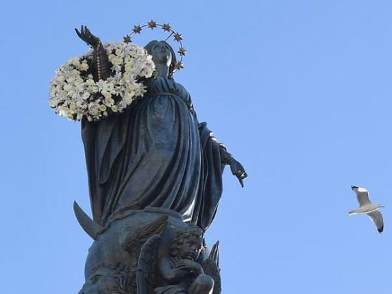 Papa Francesco omaggia l’Immacolata, domani accensione dell’albero a Piazza San Pietro