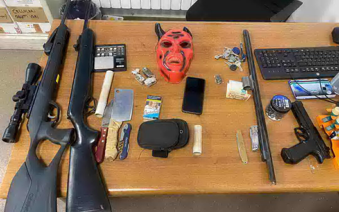 Operazione antidroga: arrestati 4 pusher, rinvenute anche due carabine e una pistola a gas