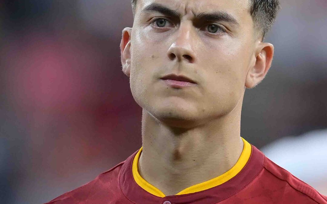 Roma, la vittoria sul Genoa vale il sesto posto. Giallo-Dybala nel finale di partita