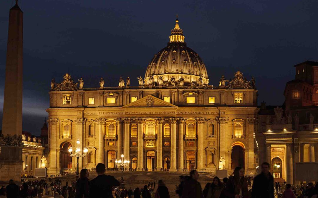 Stasera alle 21, in Piazza San Pietro, verrà recitato un Rosario per la salute del Papa