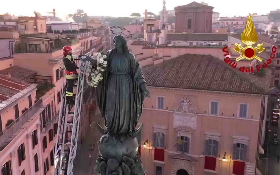 Festa dell’Immacolata, l’omaggio dei Vigili del Fuoco a piazza di Spagna | VIDEO