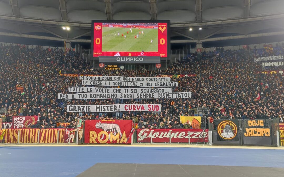 Roma, omaggio a Mourinho con tanti striscioni: “Grazie mister”