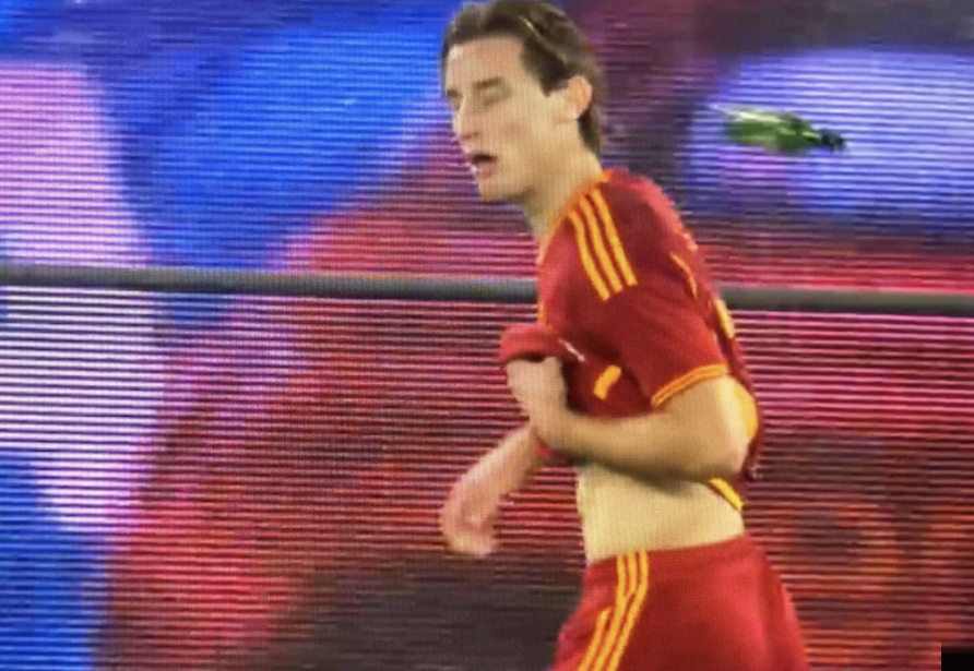 Lazio-Roma, Bove colpito da una bottiglia di birra sotto la Tevere