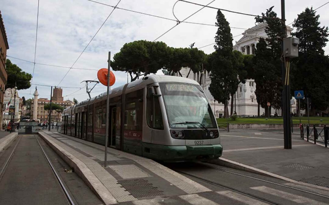 Paura in piazza Galeno: un cavo elettrico cade su un tram, a fuoco il mezzo