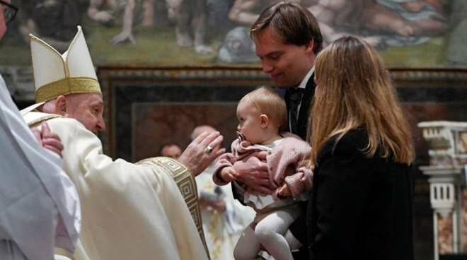 Battezzati nella Cappella Sistina da Papa Francesco sedici bambini