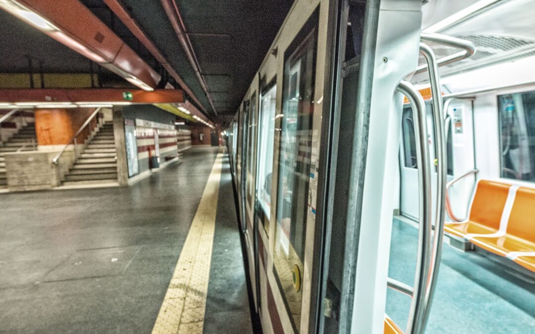 Donna massacrata di botte nella metro