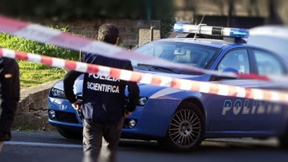 Smurano la cassaforte in uno studio legale e si portano via un bottino di 200mila euro