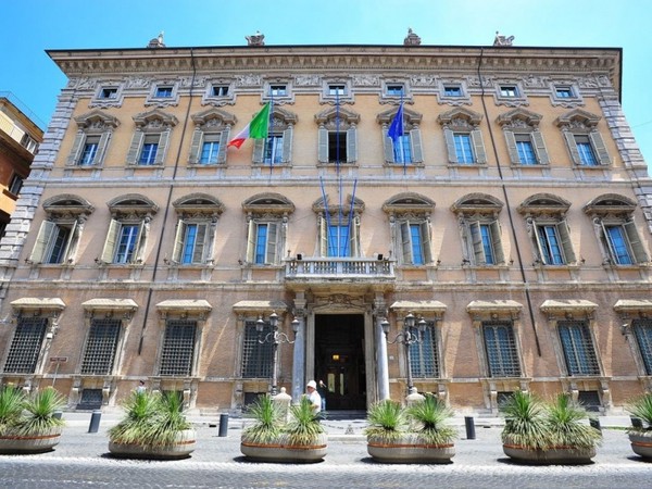 Cadono calcinacci dal tetto di Palazzo Madama, intervengono i Vigili del fuoco