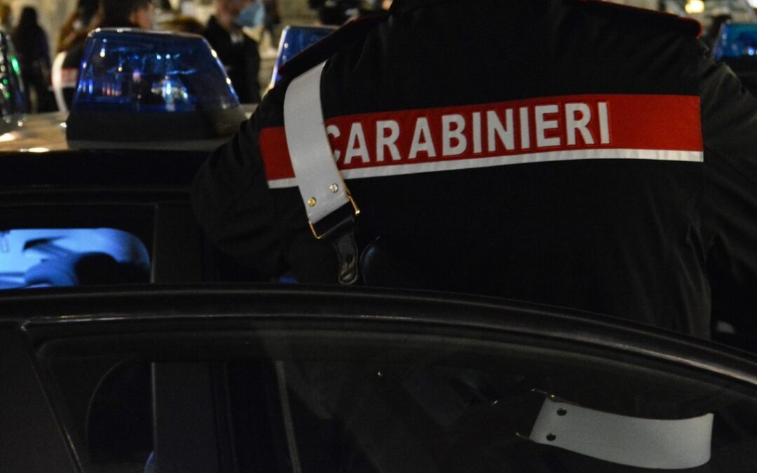 Si finge agente della Digos e rapina una villa