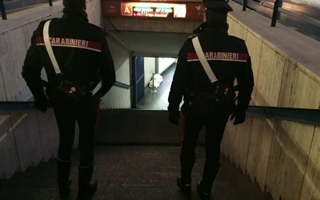 La convince a venire in Italia con la promessa di un lavoro, invece la manda a chiedere l’elemosina