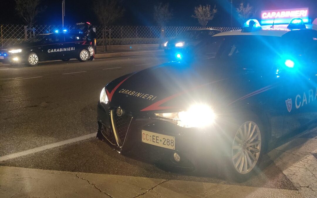 Droga e mazze di legno in auto, i Carabinieri arrestano un 20enne e denunciano due persone