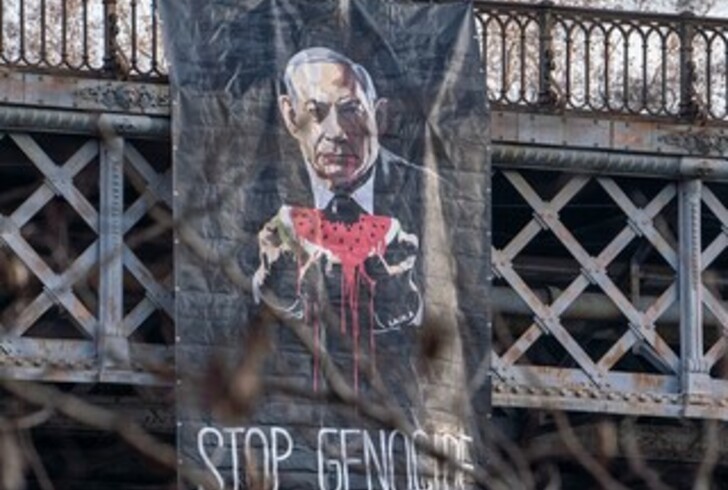 ‘Stop Genocide’, a Roma nuova performance della street artist Laika