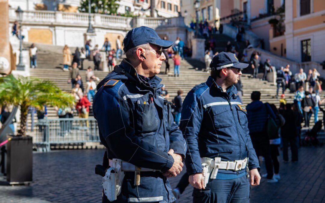 Ruba una borsa del valore di mille euro, ma viene fermato dalla Polizia Locale