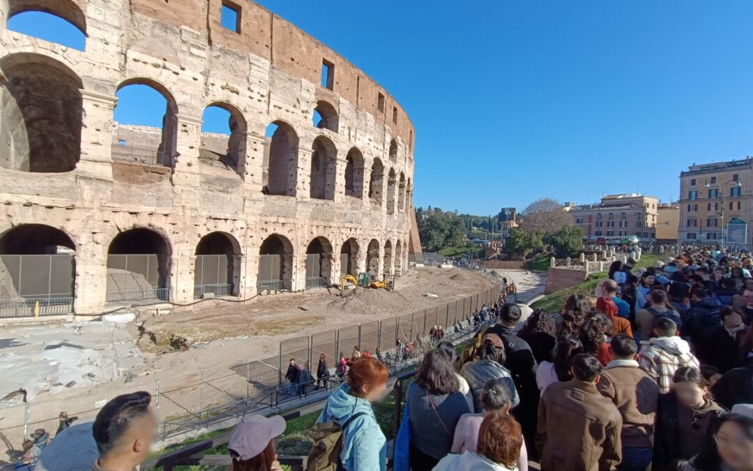 Musei e siti archeologici gratis, al Colosseo più di un chilometro di coda per entrare a visitarlo