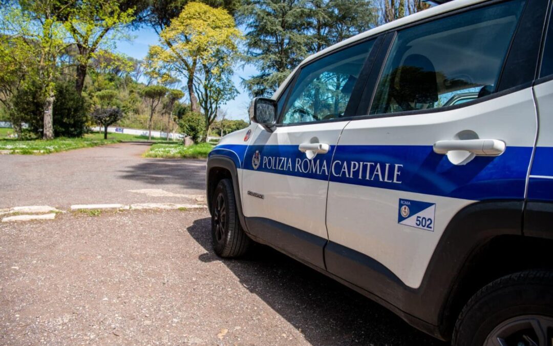 Su un motorino rubato e senza casco, non si ferma all’alt, 20enne arrestato dalla Polizia Locale