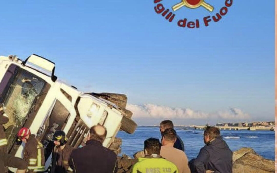 Ostia: camion si ribalta sulla scogliera, sul posto Vigili del Fuoco e Polizia