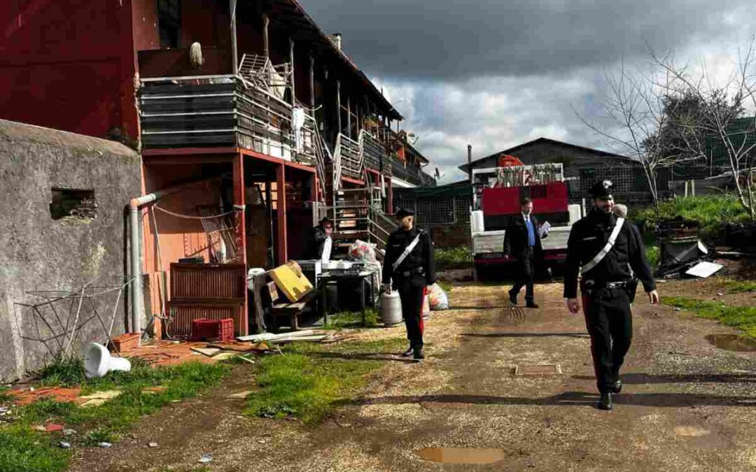 Polizia e Carabinieri sgomberano un casale occupato da anni