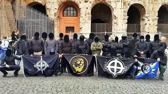 Con celtiche e manganelli al Colosseo: la foto ricordo degli estremisti greci dell’ultradestra