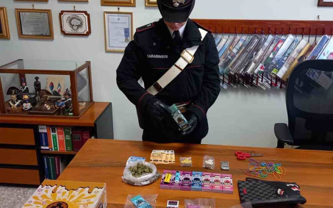 Trovato in auto con sigarette elettroniche modificate e hascisc