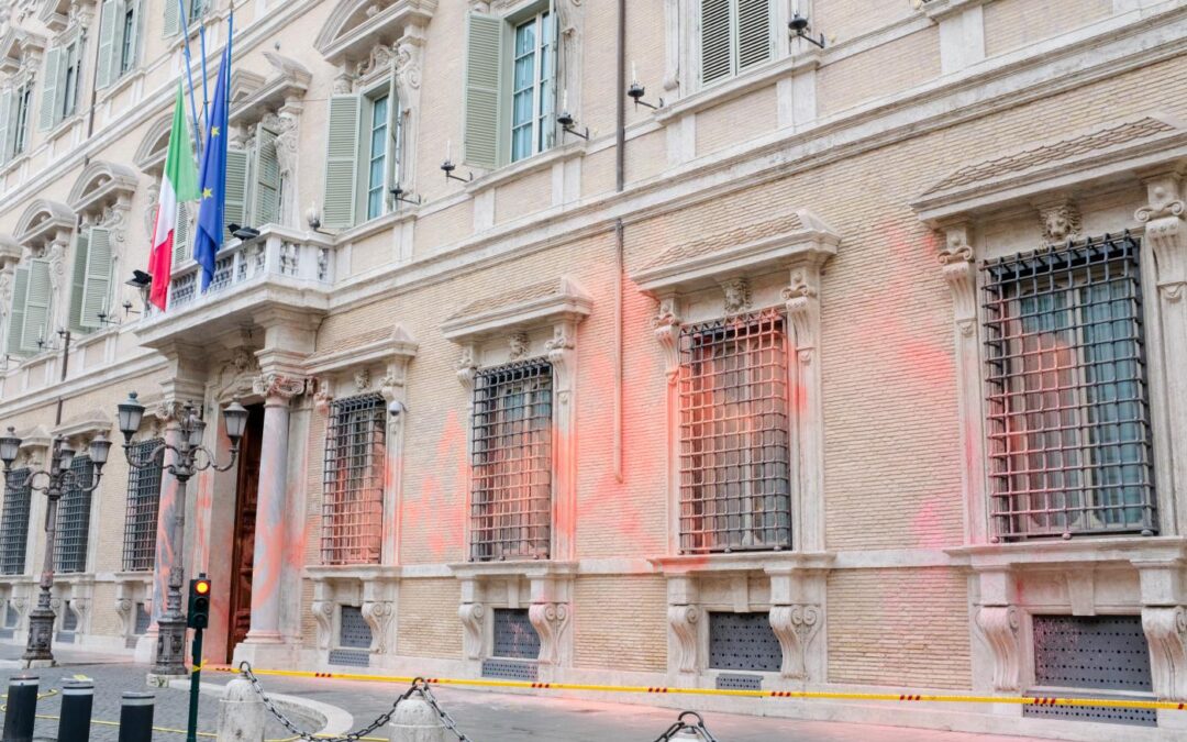 Otto mesi di reclusione per gli attivisti che imbrattarono la facciata di Palazzo Madama