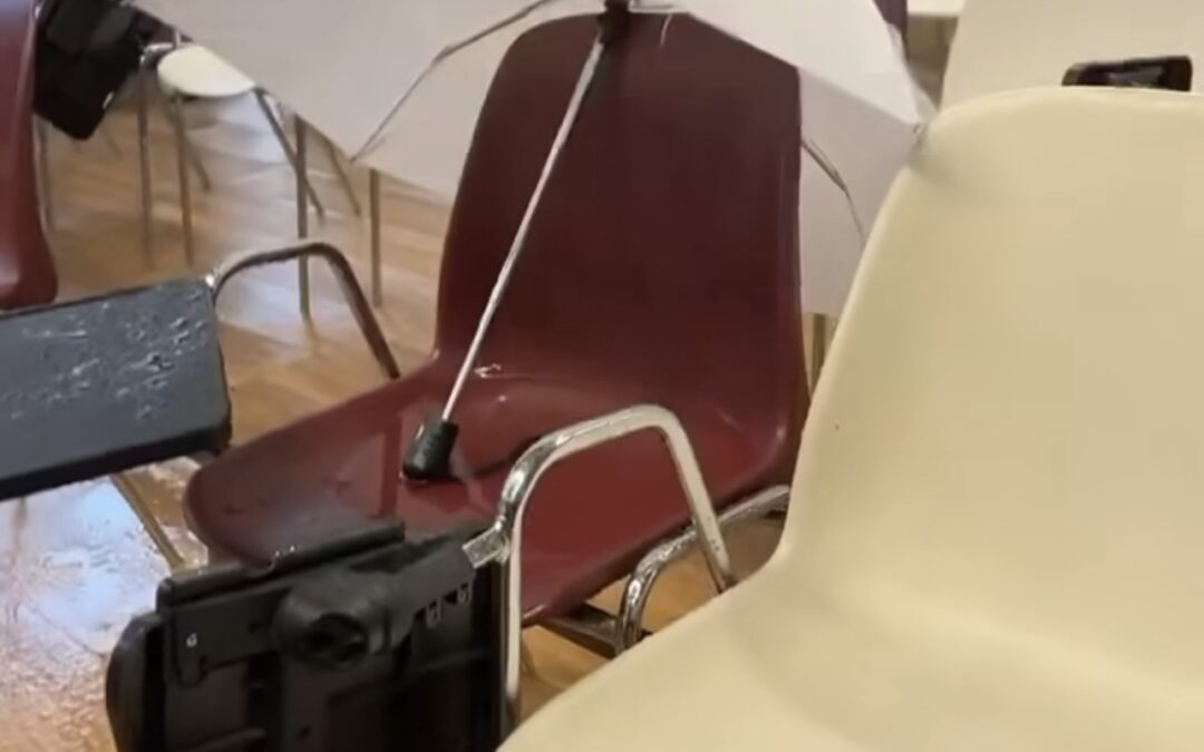 La Sapienza: piove nelle aule. Gli studenti fanno lezione sotto l’ombrello