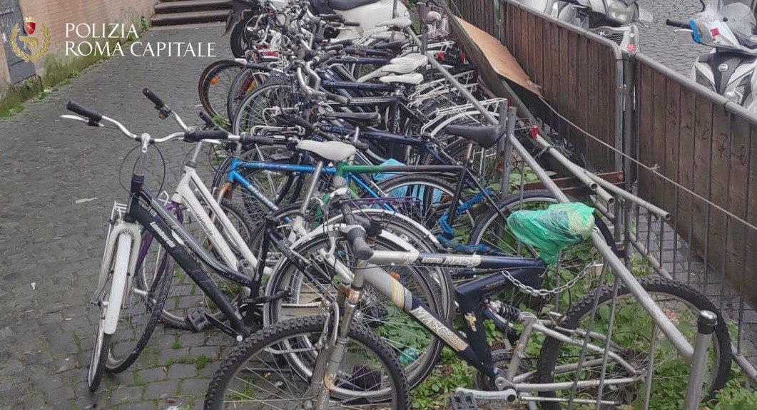 Rimossi dalla Polizia Locale, a Piazza del Popolo e Stazione Termini, bici e chioschi abbandonati