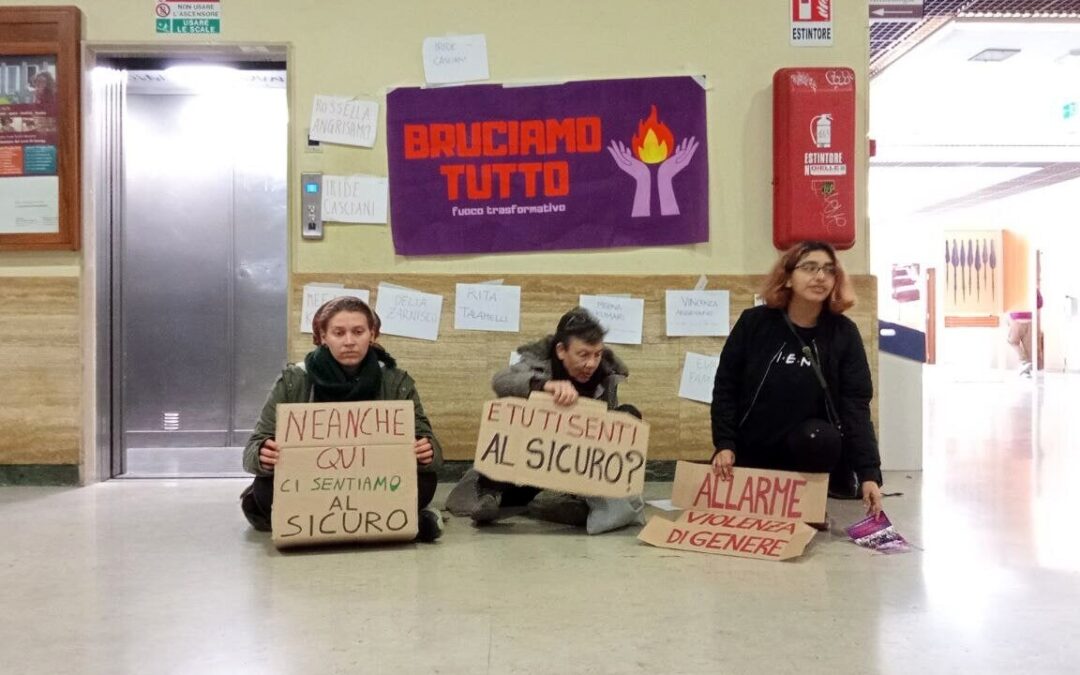 Ennesimo blitz di ‘Bruciamo tutto’, alla Sapienza attivato allarme antincendio e bloccate le lezioni