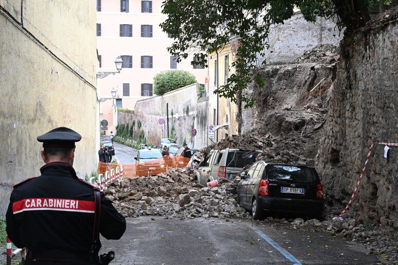 🔴🔴Crolla un muro a Trastevere, nessun ferito, auto danneggiate