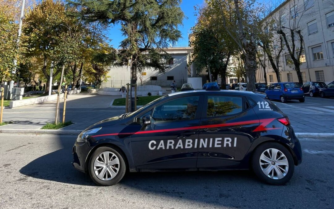 Entra in parrocchia e minaccia il prete per farsi consegnare la cassetta delle offerte