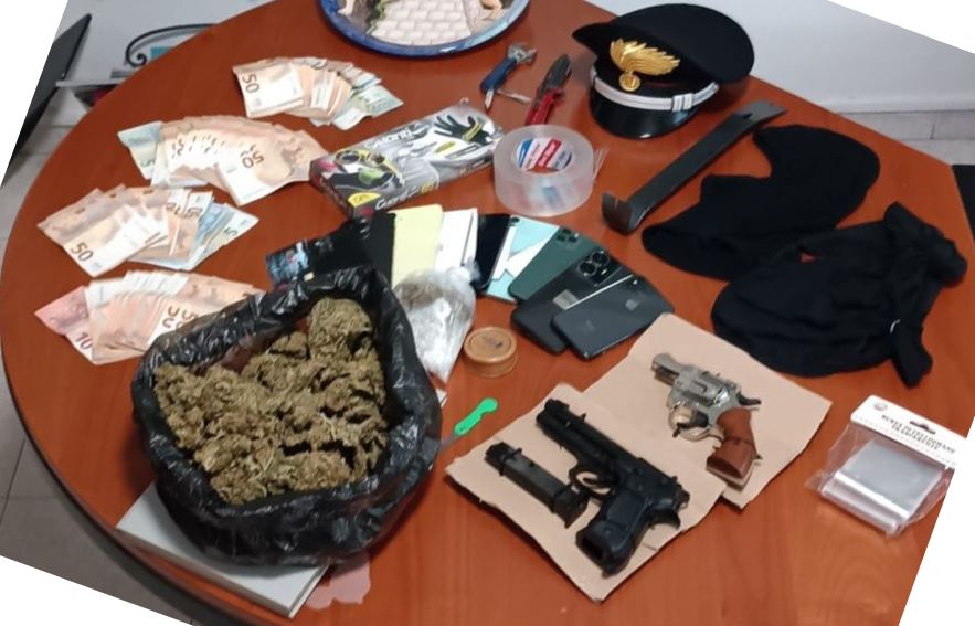 Testaccio, i Carabinieri arrestano 4 persone. Sequestrate armi, droga e denaro contante