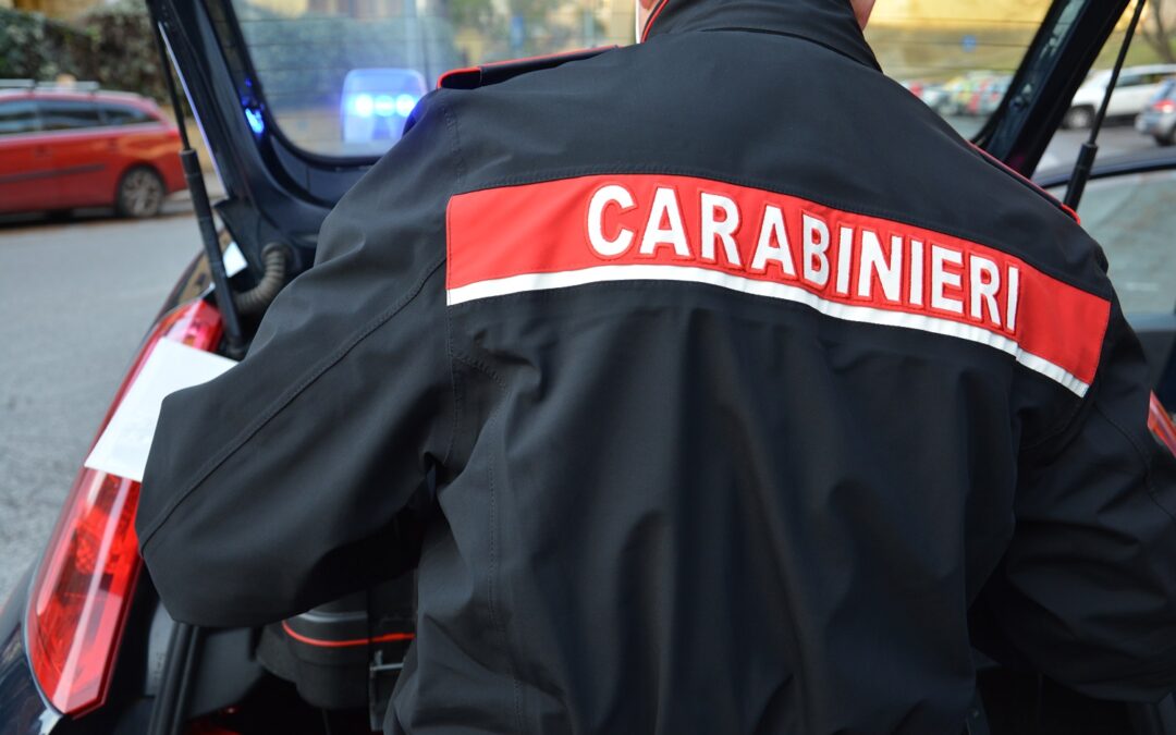 Afferrano al collo un 22enne e lo minacciano con un vetro per farsi consegnare il cellulare