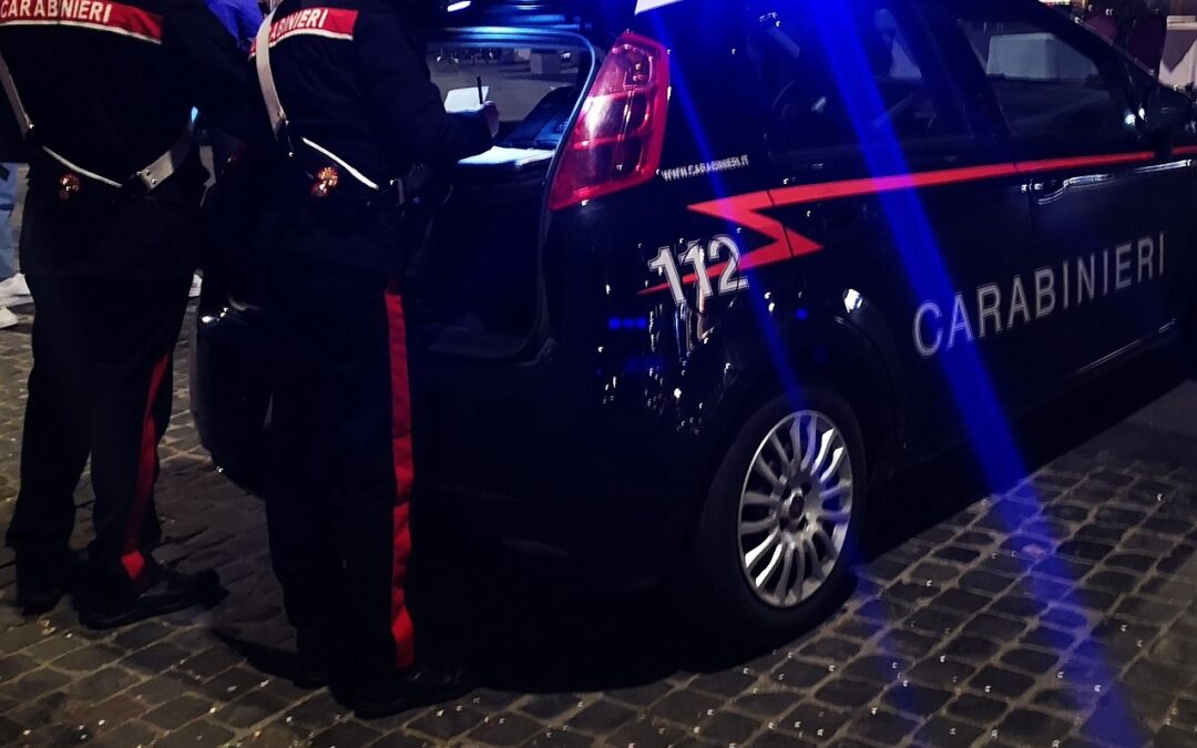 Li minacciano con un collo di bottiglia rotto e si fanno consegnare borsa e smartphone