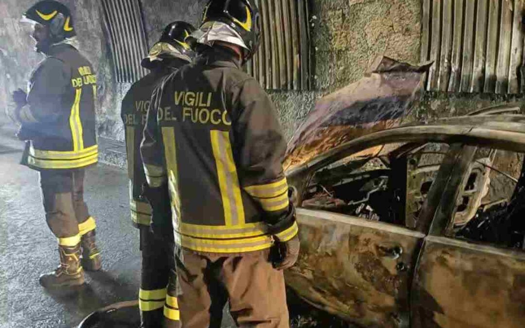 Auto prende fuoco in galleria, paura per gli automobilisti