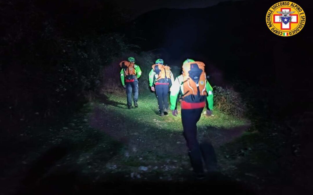 Si perdono nel bosco durante un’escursione, salvati due giovani romani