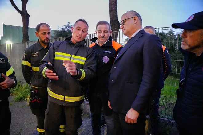 Voragine al Quadraro, evacuate 36 famiglie, sul posto il sindaco Gualtieri