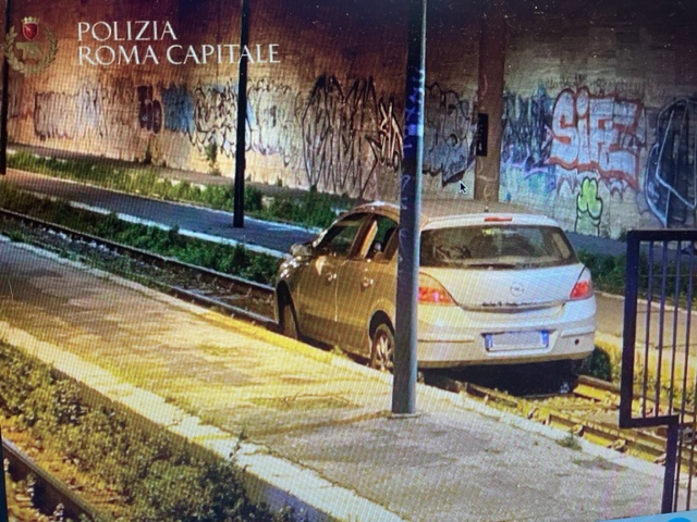 Auto finisce sulle rotaie, conducente positivo all’alcol test, denunciato dalla Polizia Locale