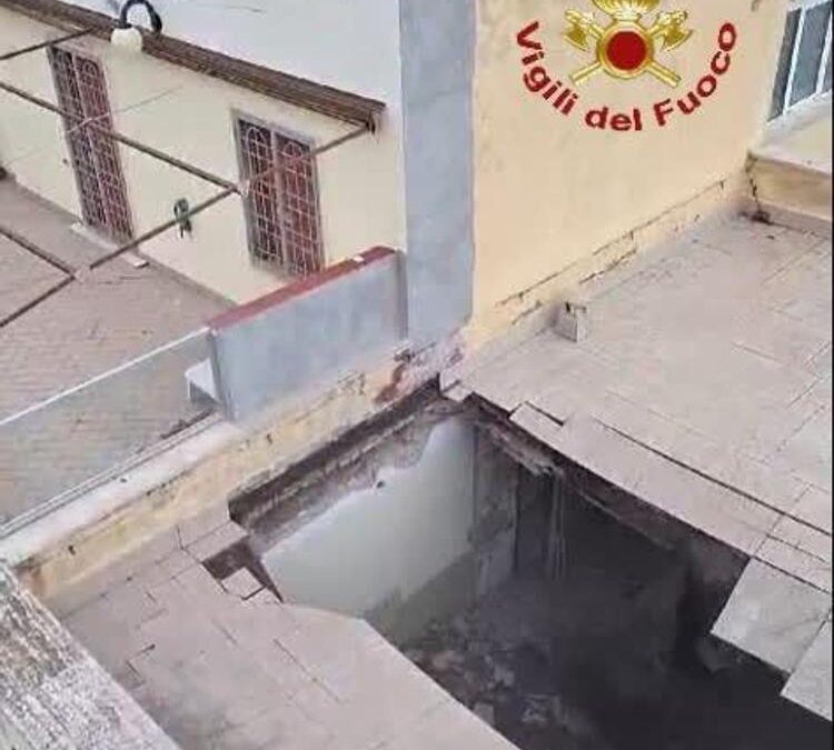 Ostia, crolla il solaio di un albergo dismesso. Intervento dei Vigili del Fuoco