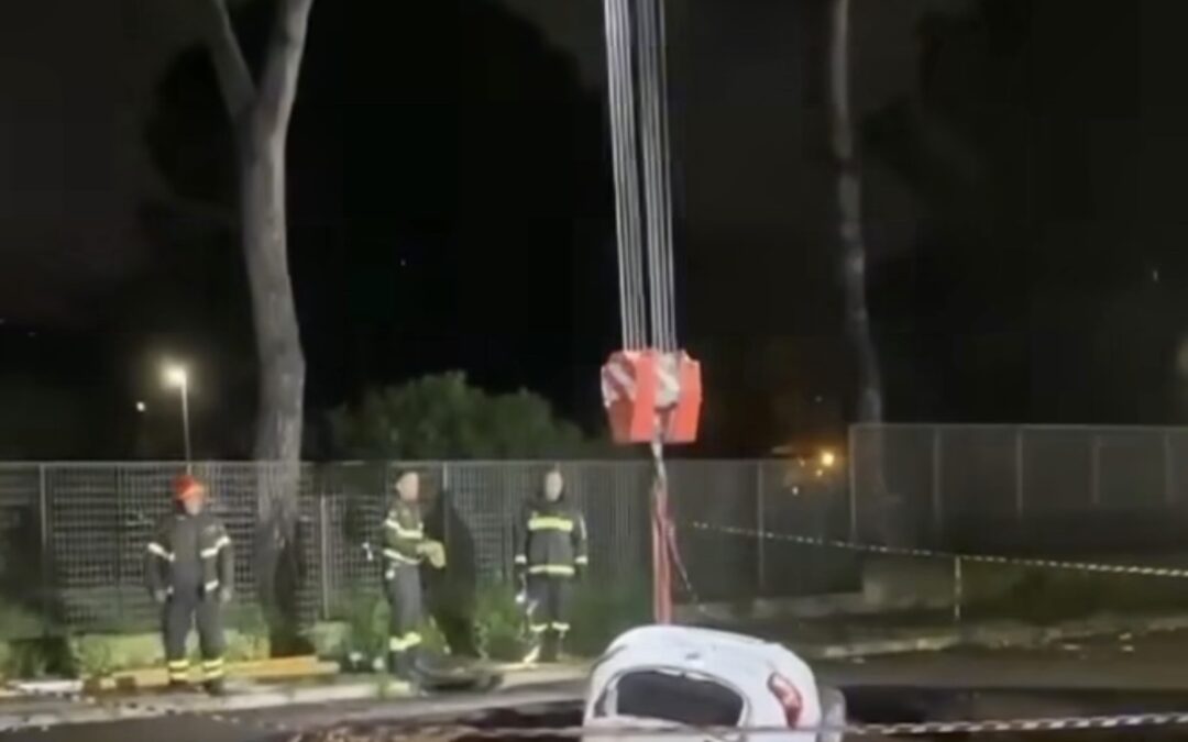Si apre una voragine al Quadraro, l’asfalto ingoia due auto