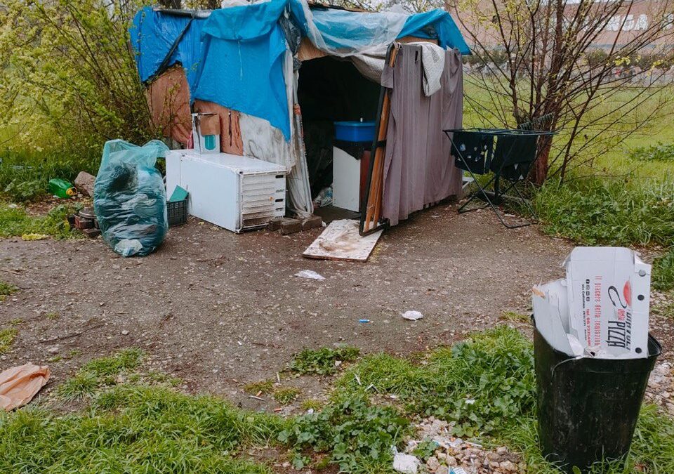 Smantellati due insediamenti abusivi dalla Polizia Locale, arrestato uno degli occupanti