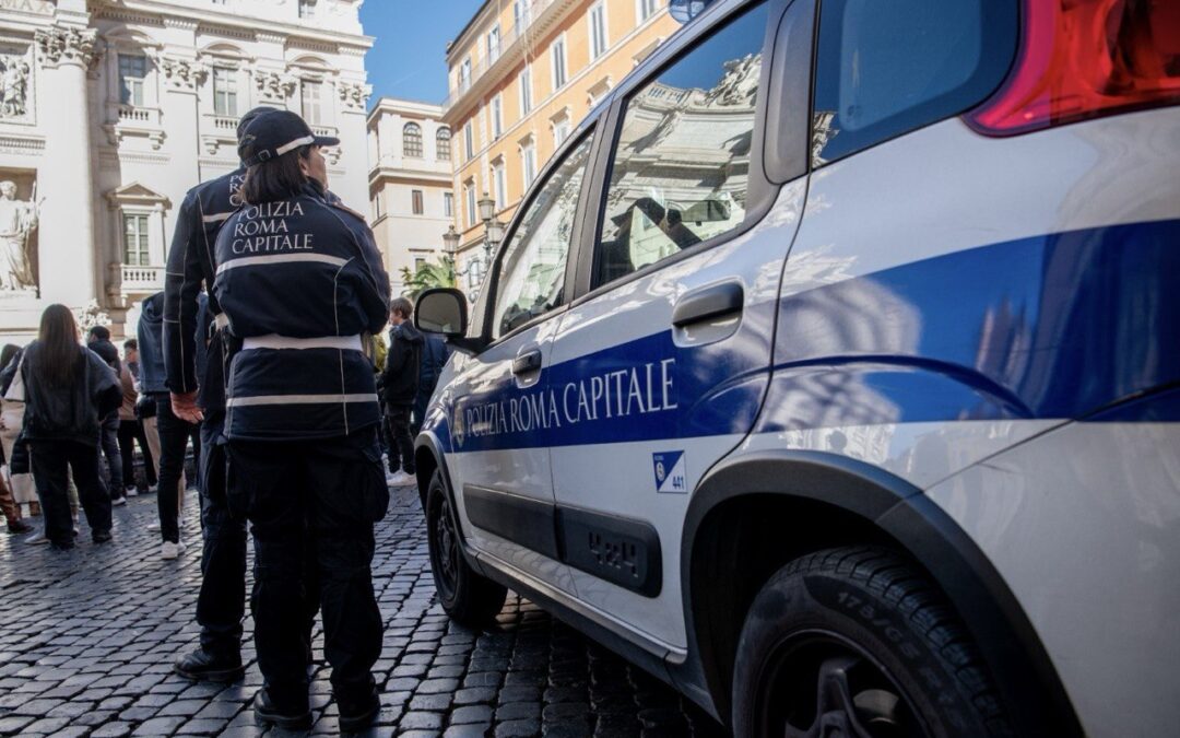Si scontrano un’auto e una moto, morto il centauro