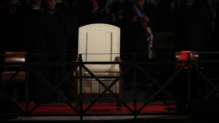 Via Crucis, al Colosseo si prega per la pace mentre il Papa rimane a Santa Marta