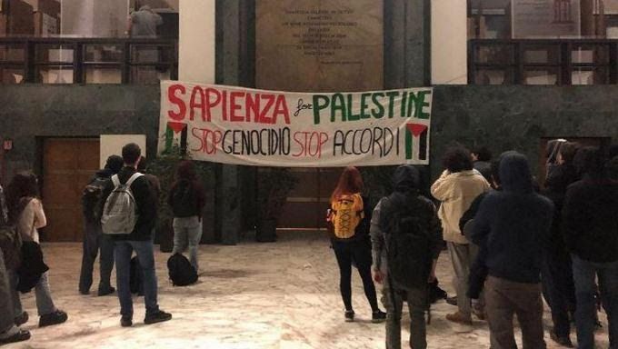 Continua la protesta degli studenti di Cambiare Rotta che chiedono le dimissioni della rettrice