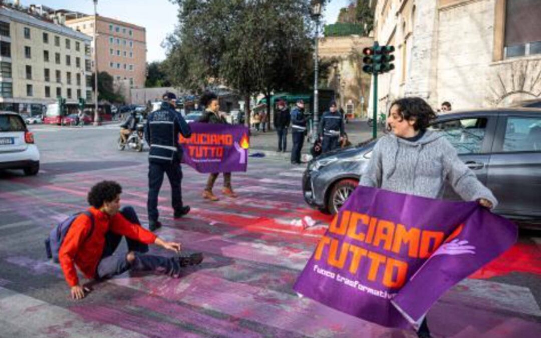 “Bruciamo Tutto”, nuova protesta a Roma: al Lungotevere vernice rossa sulle strisce