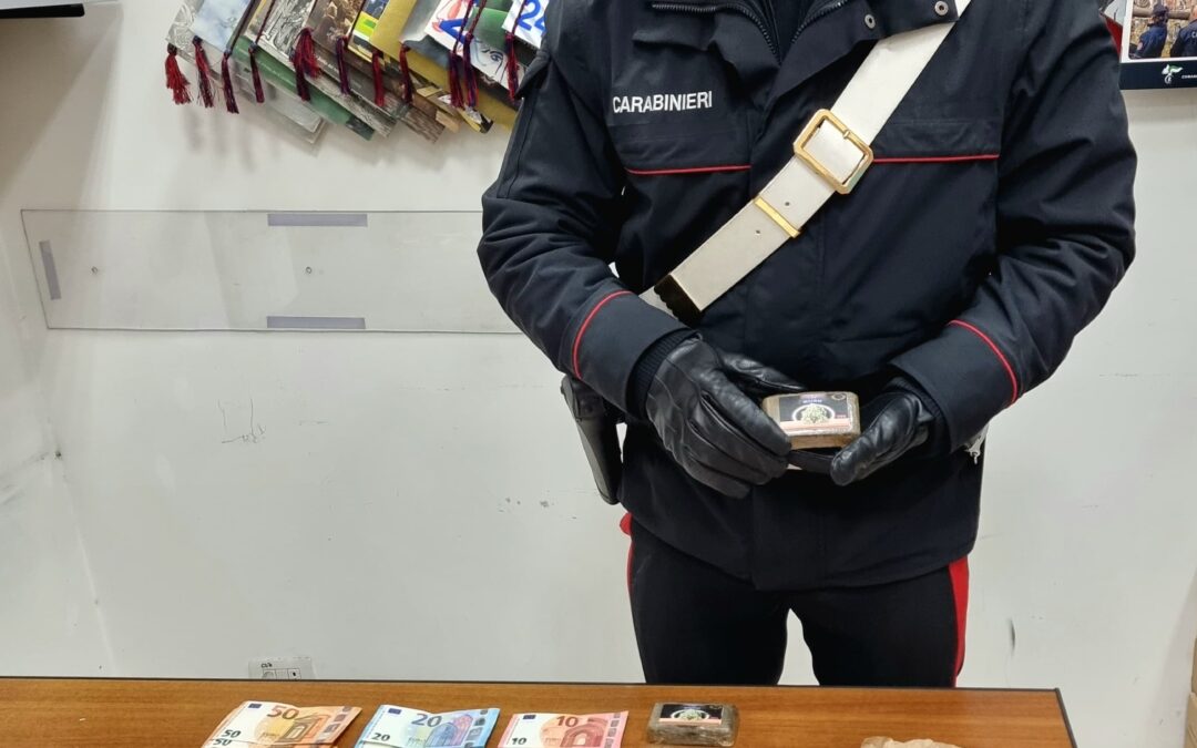 Spaccia la droga dalla finestra di casa. Er stato arrestato un mese fa per lo stesso reato