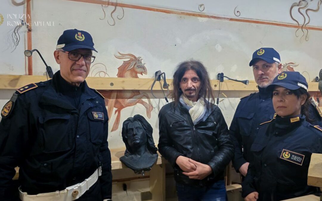 La Polizia Locale riconsegna il busto di Anna Magnani all’artista Gianluca Bagliani