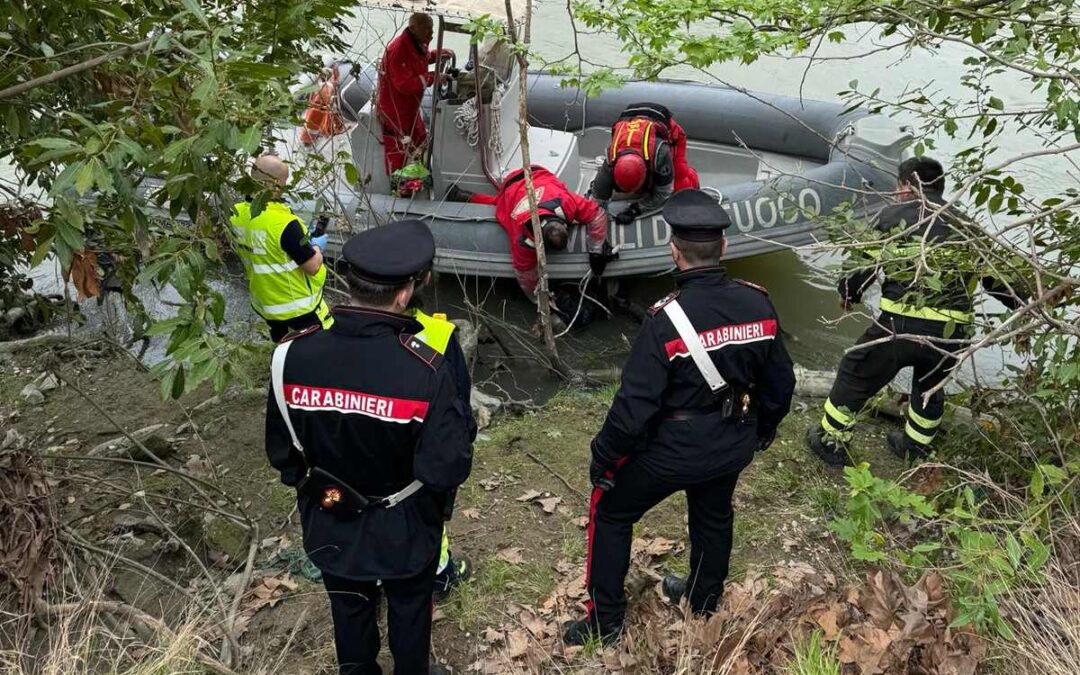 Pochi minuti fa è riemerso dal Tevere il cadavere di un uomo, sul posto i Carabinieri
