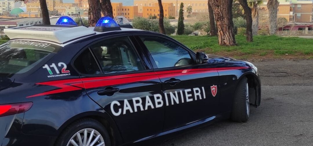 Le strappa la borsa e la donna cade a terra ferendosi, arrestato 46enne per furto
